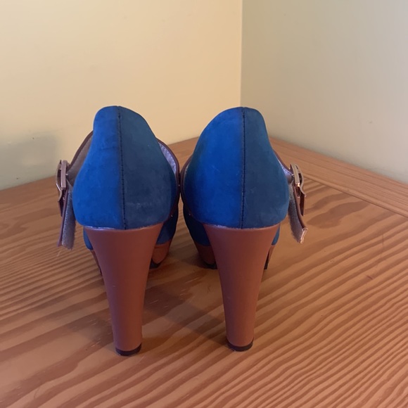 Blue/brown heel with Velcro strap. Nice gold buckle detail. - Picture 3 of 4